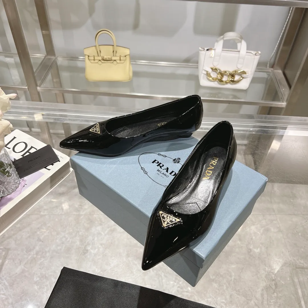 👟👟Ex-factory price 560👟👟 PRADA 2024𝐬𝐬Prada spring and summer new products, coming with strength! ❣️Fashionable and versatile nice item, original shoes developed from Italian counters and reproduced 1:1 according to the original taste. This year’s theme is not to be defined, embodying texture through simplicity and conciseness💛Top-grade patent leather with original 3D printing, the triangle logo is consistent with the original version, the goatskin lining is breathable and comfortable, and the genuine leather outsole. ⚛Size: 35-40 (41 customized) ⚛Original packaging accessories. ⚛Triangle deduction